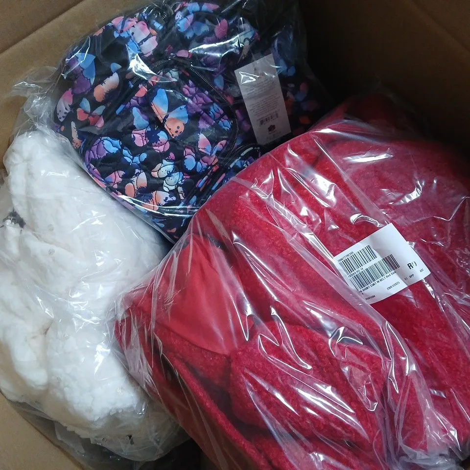 APPROXIMATELY 12 ASSORTED CLOTHING ITEMS IN VARIOUS SIZES, STYLES & COLOURS TO INCLUDE LEATHER HANDBAGS, SHORT COAT, JACKETS, ETC
