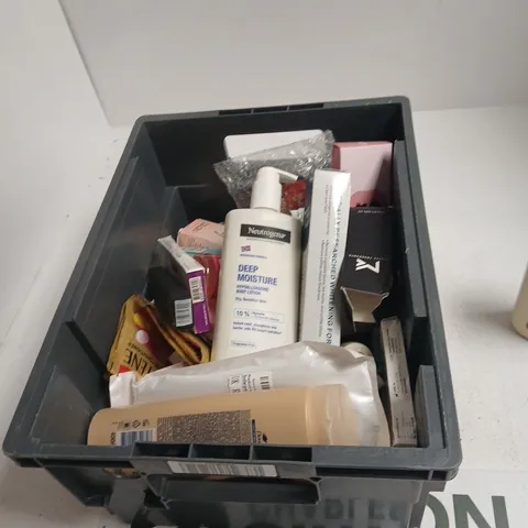 TOTE OF APPROXIMATELY 20 ASSORTED COSMETICS TO INCLUDE: NUAGE MOISTURIZER