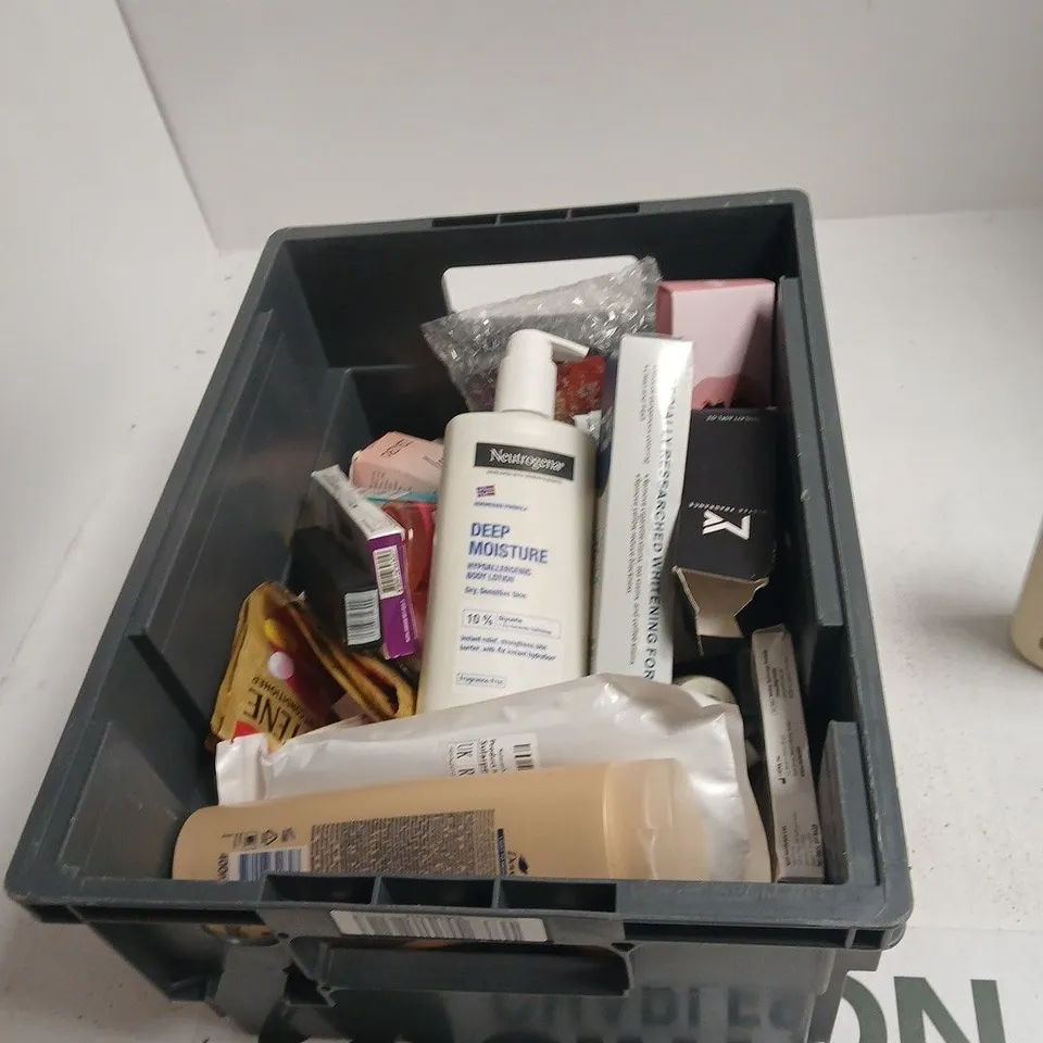 TOTE OF APPROXIMATELY 20 ASSORTED COSMETICS TO INCLUDE: NUAGE MOISTURIZER 