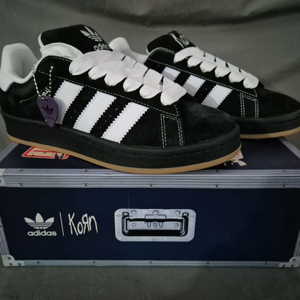 BOXED PAIR OF ADIDAS CAMPUS 00S KORN EDITION SHOES IN BLACK/WHITE UK SIZE 7