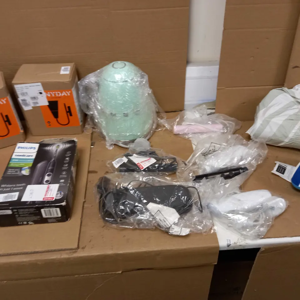 LOT OF ASSORTED ITEMS TO INCLUDE 6 PHILIPS ELECTRIC TOOTHBRUSHES, JOHN LEWIS LULU WALL LIGHT, AND SMEG KETTLE ETC. 
