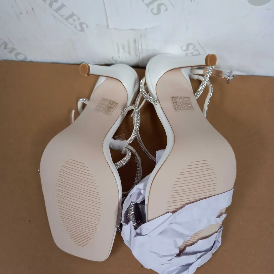 BOXED PAIR OF PRETTY LITTLE THINGS HIGH HEELS (WHITE, LEATHER), SIZE 6 UK