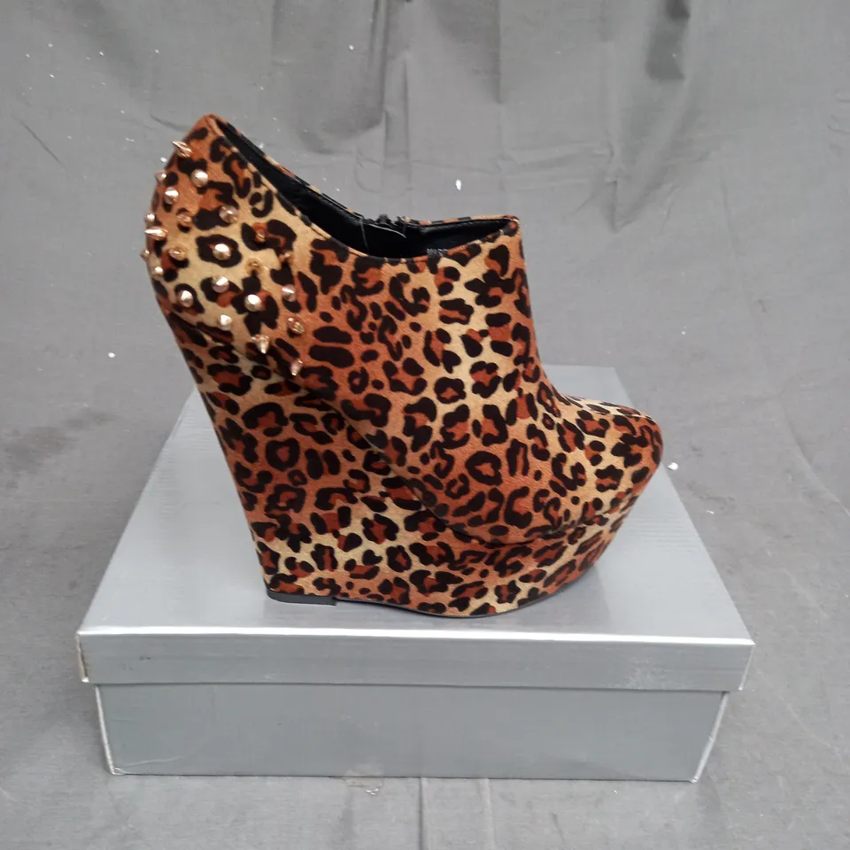 BOX OF APPROXIMATELY 14 FAUX SUEDE LEAOPARD PRINT HIGH HEEL ZIPPED SHOES IN VARIOUS SIZES