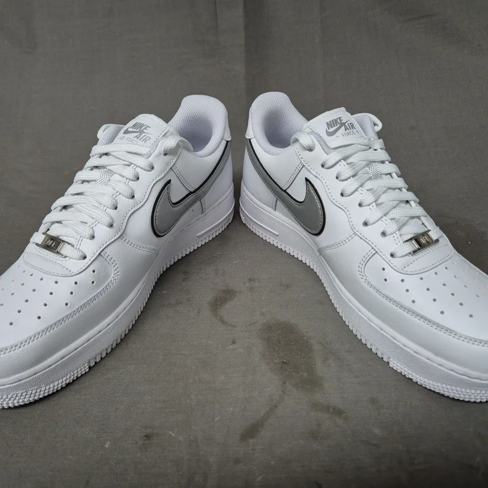 BRAND NEW BOXED PAIR OF NIKE WOMEN'S AIR FORCE 1 '07 ESS SHOES IN WHITE/METALLIC SILVER UK SIZE 8.5