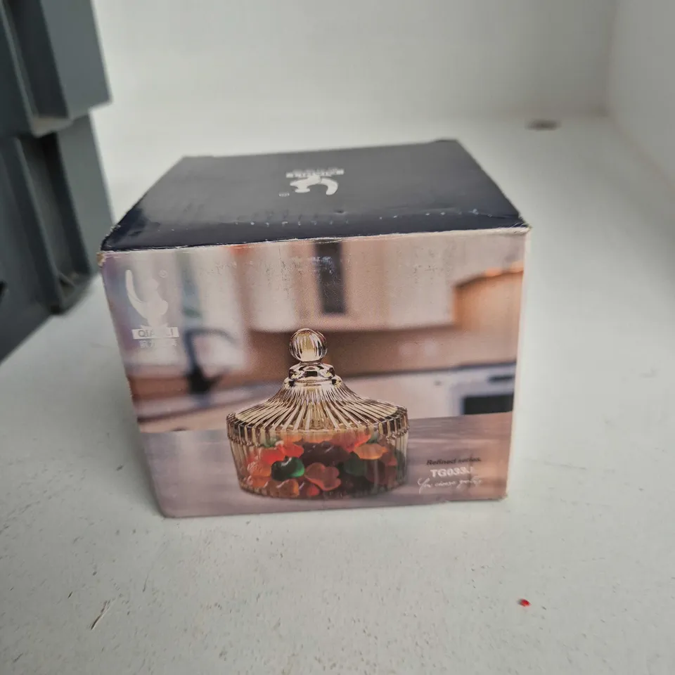 TOTE OF APPROXIMATELY 12 ASSORTED ITEMS TO INCLUDE: GLASS CANDY JAR