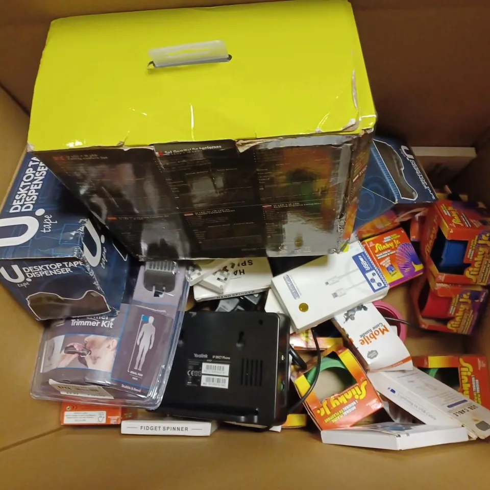 LOT OF APPROXIMATELY 30 ASSORTED ELECTRICALS AND FIDGET TOYS TO INCLUDE WAHL GROOM EASE PERFORMER TRIMMER KIT, GELERT LANTERN SET, 10 SLINKY JR'S, ETC