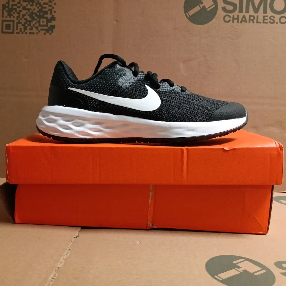 BOXED PAIR OF NIKE RUNNING TRAINERS IN BLACK/WHITE SIZE UK 4
