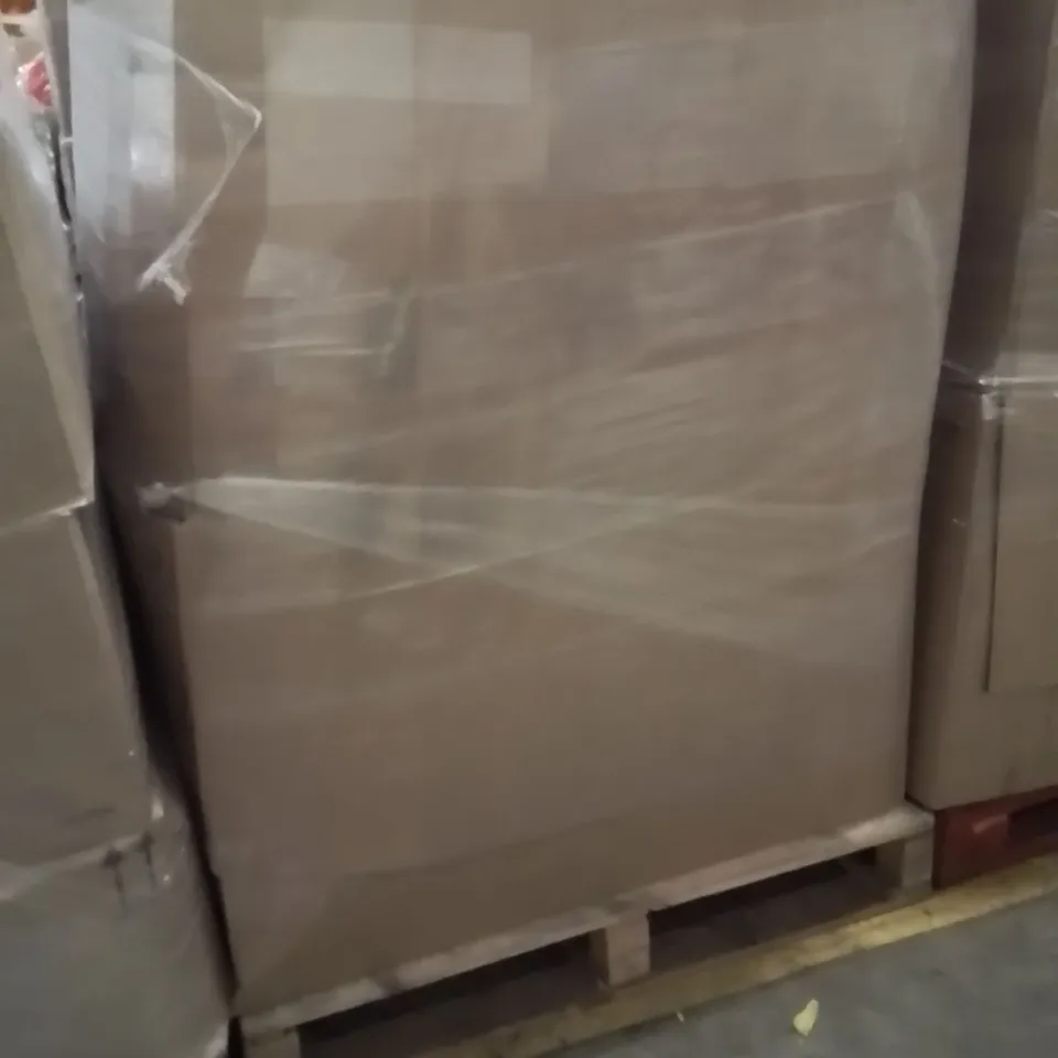 PALLET CONTAINING A LARGE QUANTITY OF PILLOWS 