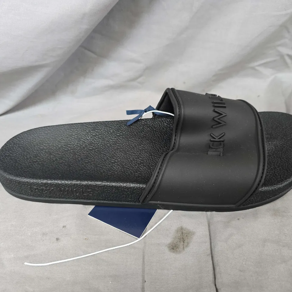UNBOXED PAIR OF JACK WILLS LOGO SLIDERS IN BLACK - SIZE 10