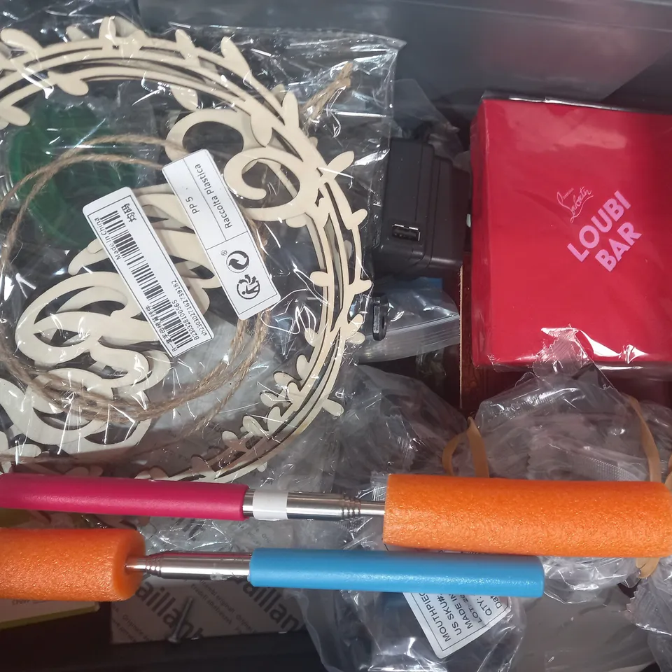 LOT OF APPROXIMATELY 20 ASSORTED HOUSEHOLD ITEMS TO INCLUDE TITIZ RADIATOR BRUSH, DIAMOND TIPPED TILE DRILL BIT, ETC
