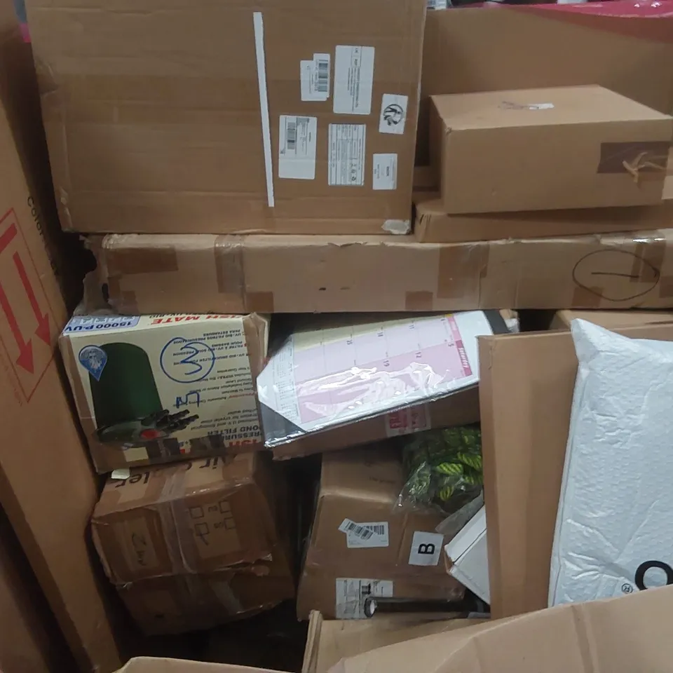 PALLET OF ASSORTED ITEMS INCLUDING: FULL LENGTH MIRROR, AIR COOLERS, RETRACTABLE SAFETY GATE, PORTABLE BBQ GRILL, FLOWER STAND ECT