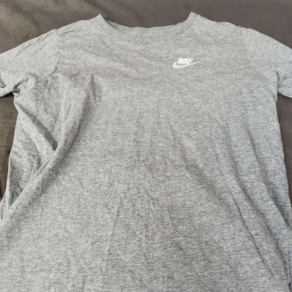 NIKE LOGO CASUAL TEE - SIZE XL - KIDS