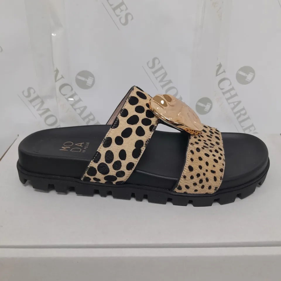 MODA IN PELLE CHEETAH PRINT SLIDER SANDALS - SIZE 3
