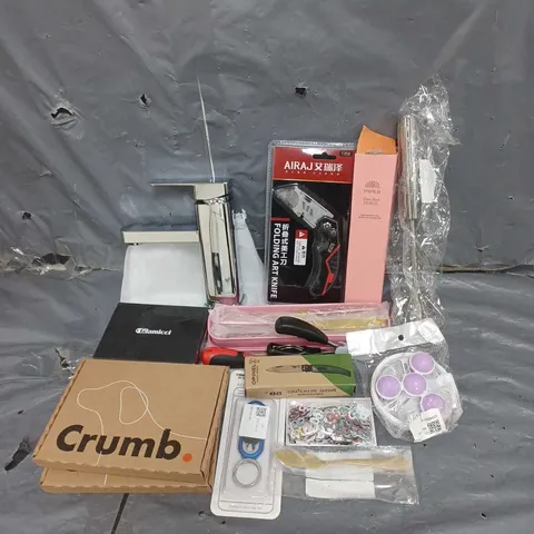 APPROXIMATELY 10 ASSORTED HOUSEHOLD ITEMS TOO INCLUDE - AIRAJ FOLDING ART KNIFE - PINK CUTLERY SET - CRUMB PET TAGS - ETC