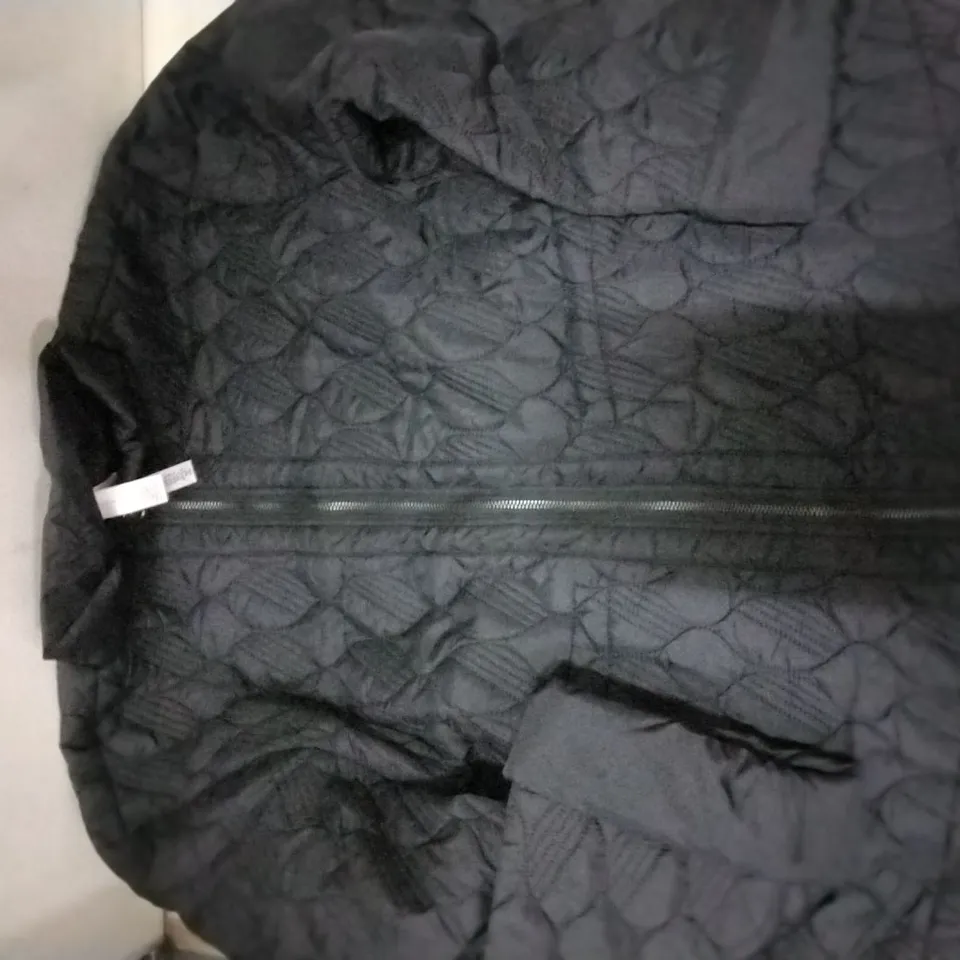 BOX CONTAINING 4 PCS BLACK COATS SIZE L, 4 PCS LIGHT GREY SIZE L