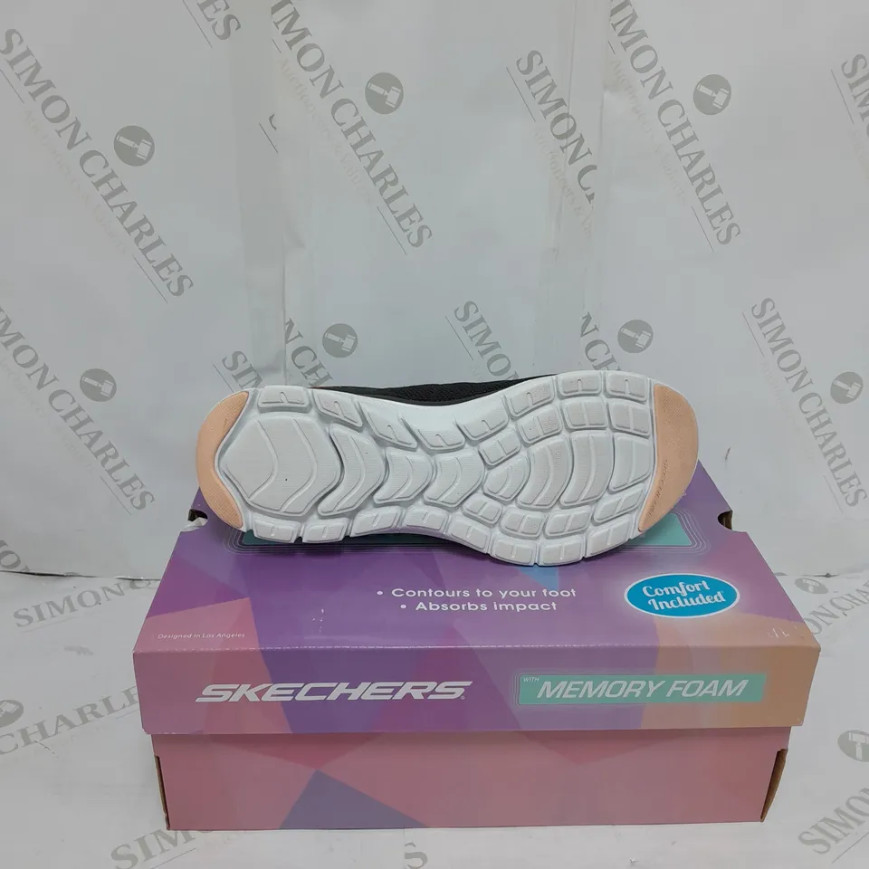 BOXED PAIR OF SKECHERS FLEX-LITE TRAINERS - BLACK // SIZE: 6 UK