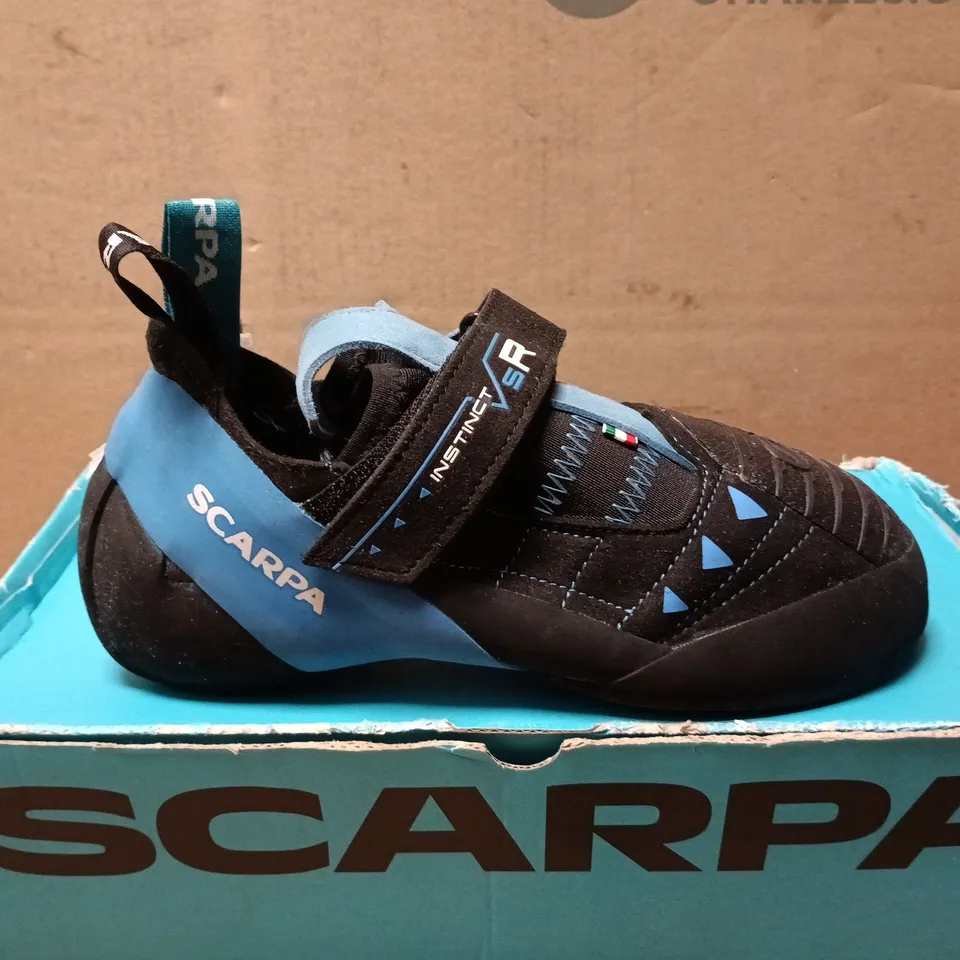 BOXED PAIR OF SCARPA INSTINCT VSR SHOES IN BLACK - UK 9.5