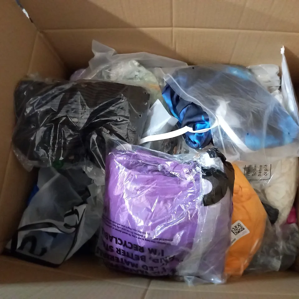 LARGE QUANTITY OF CLOTHING ITEMS TO INCLUDE DRESSES, SWEATERS, JEANS, T-SHIRTS, ETC