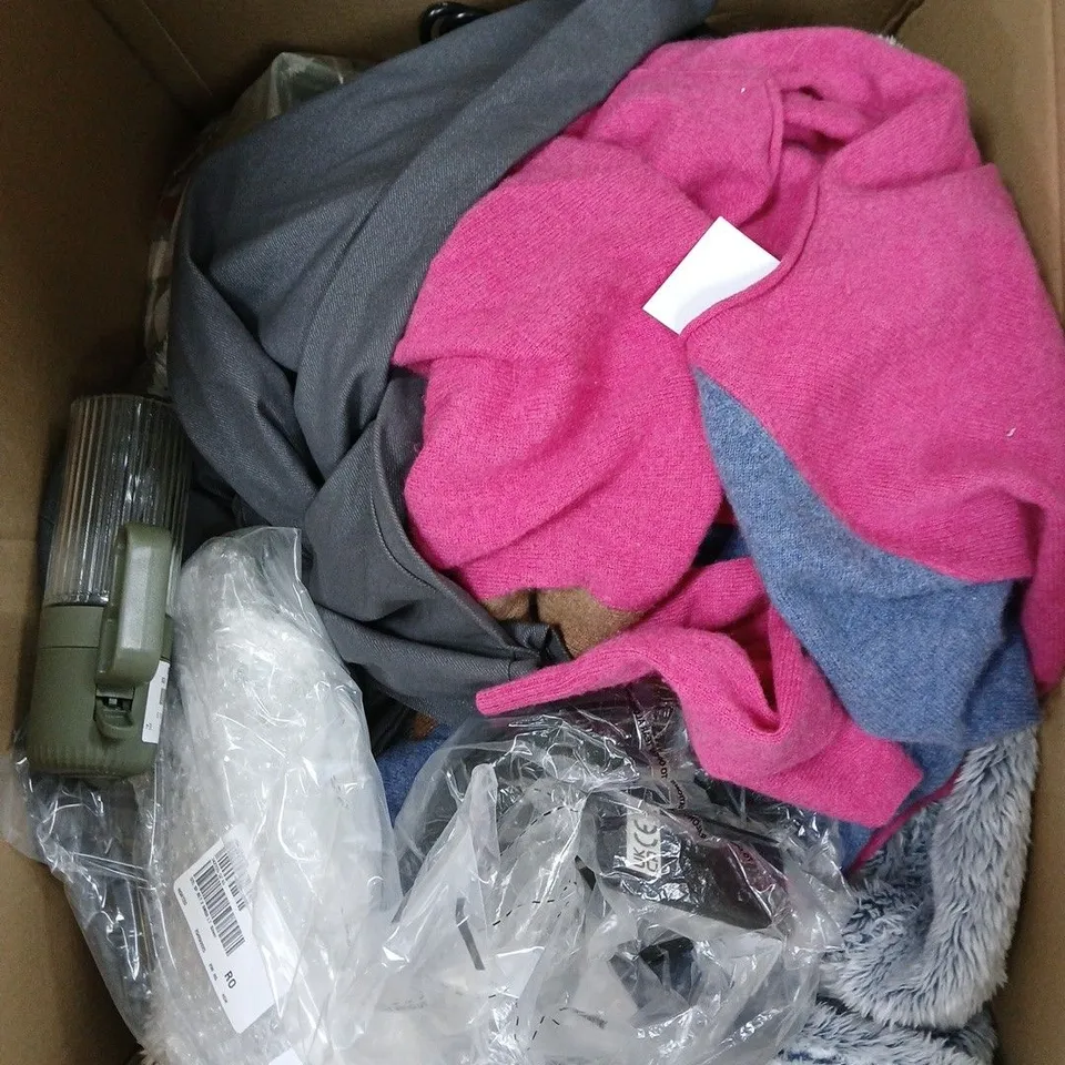 APPROXIMATELY 15 ASSORTED CLOTHING & HOUSEHOLD PRODUCTS TO INCLUDE SLOW COOKER, JUMPERS, OIL SPRAYER ETC