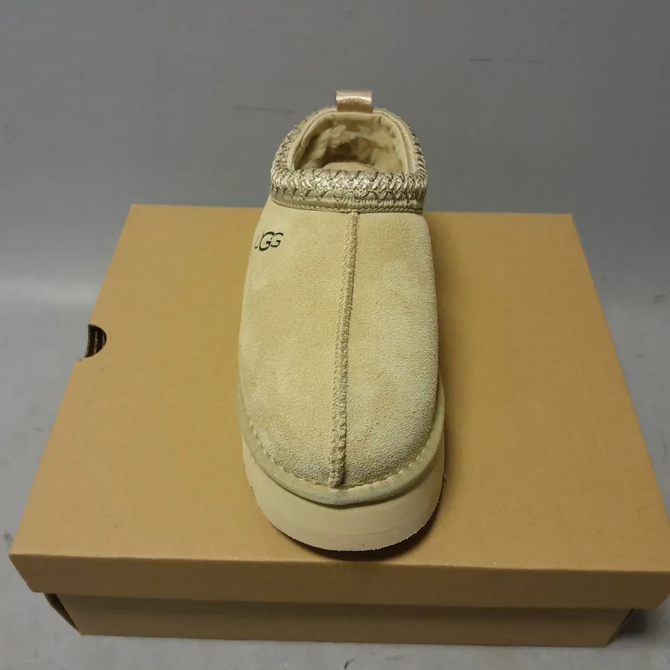 BOXED PAIR OF UGG WOMENS TAZZ SLIPPERS IN SAND - UK 3