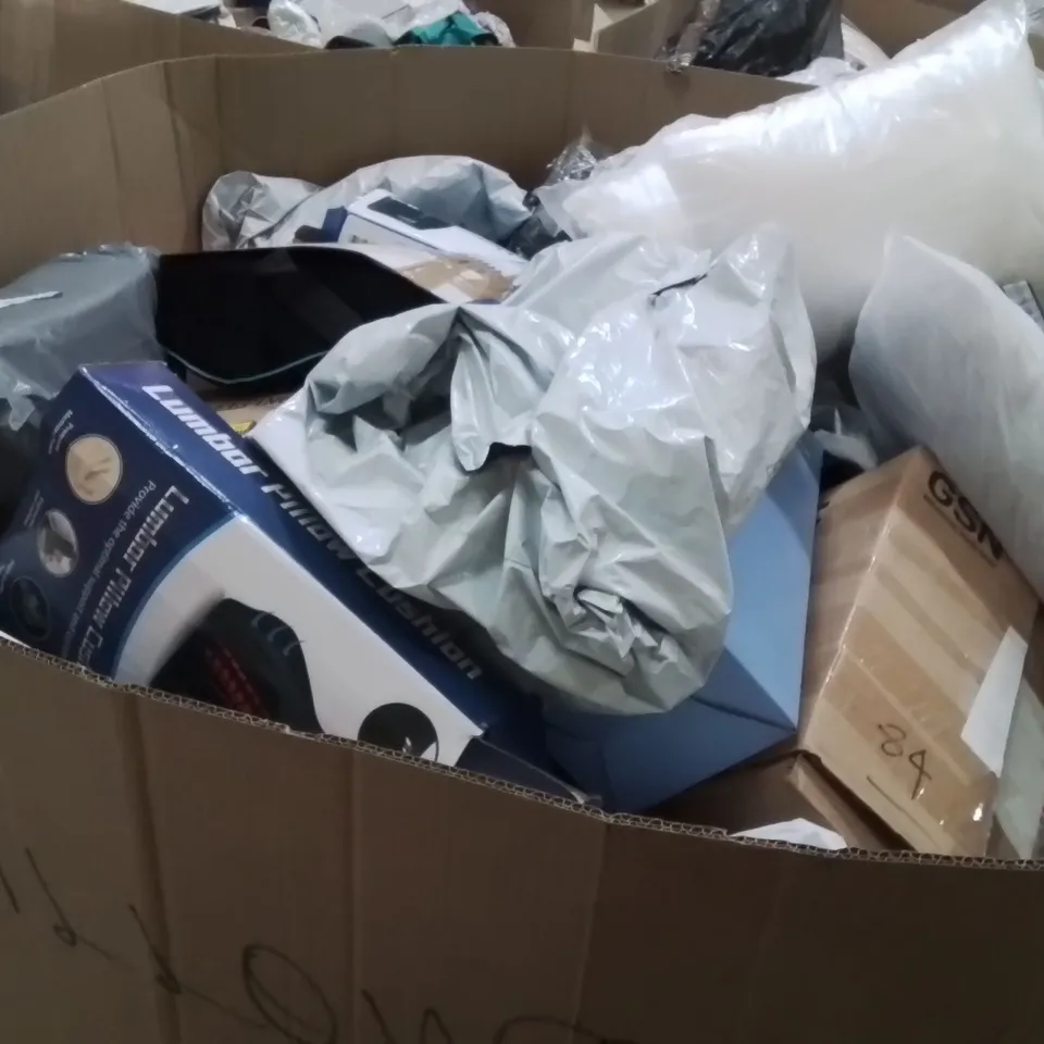PALLET CONTAINING A LARGE QUANTITY OF PILLOWS 