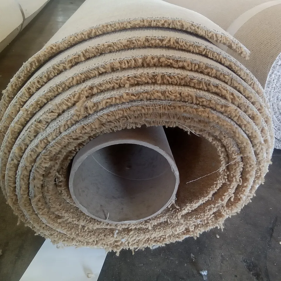 ROLL OF QUALITY F/WORCS GRAFTON GOLD ROOM SIZED CARPET 4.70 X 4M
