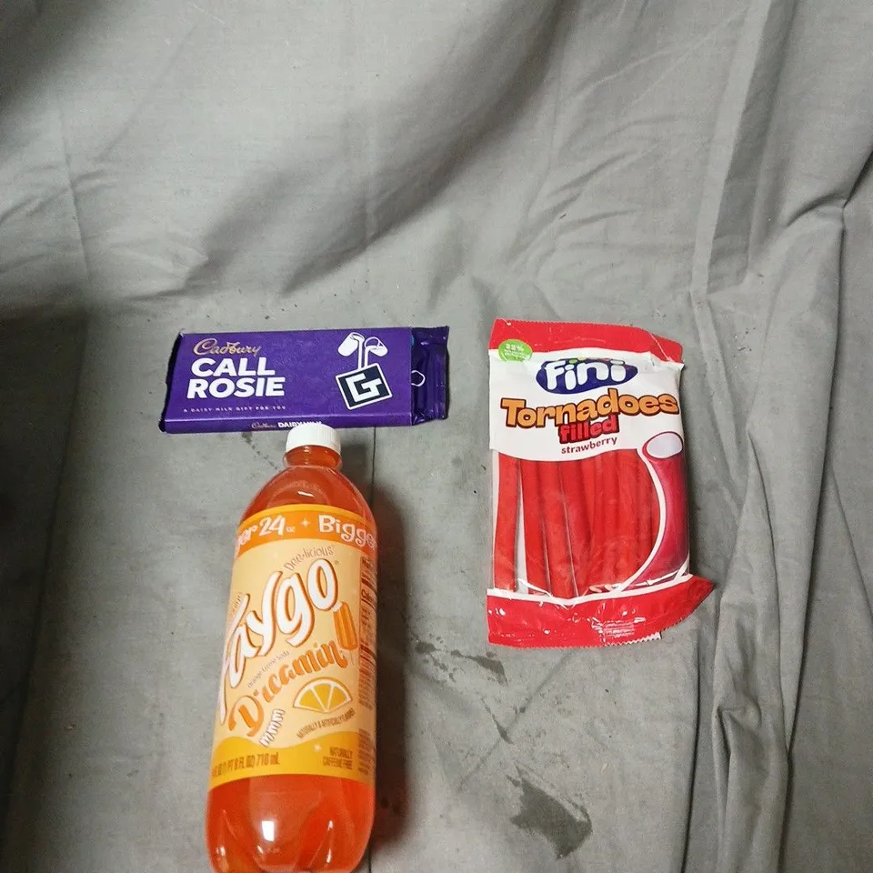 APPROXIMATELY 10 ASSORTED SNACKS & DRINKS INCLUDING  CADBURY CALL ROSIE, FINI TORNADOES 