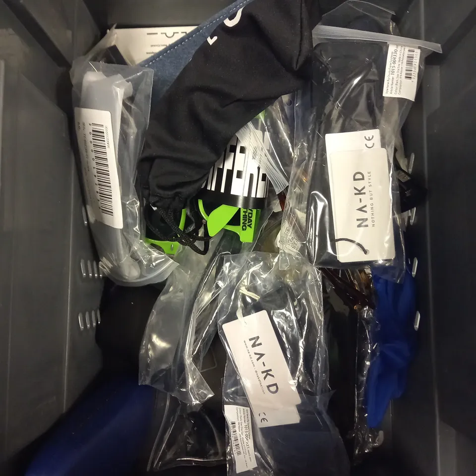 APPROXIMATELY 20 ASSORTED PRESCRIPTION/SUNGLASSES IN VARIOUS DESIGNS 