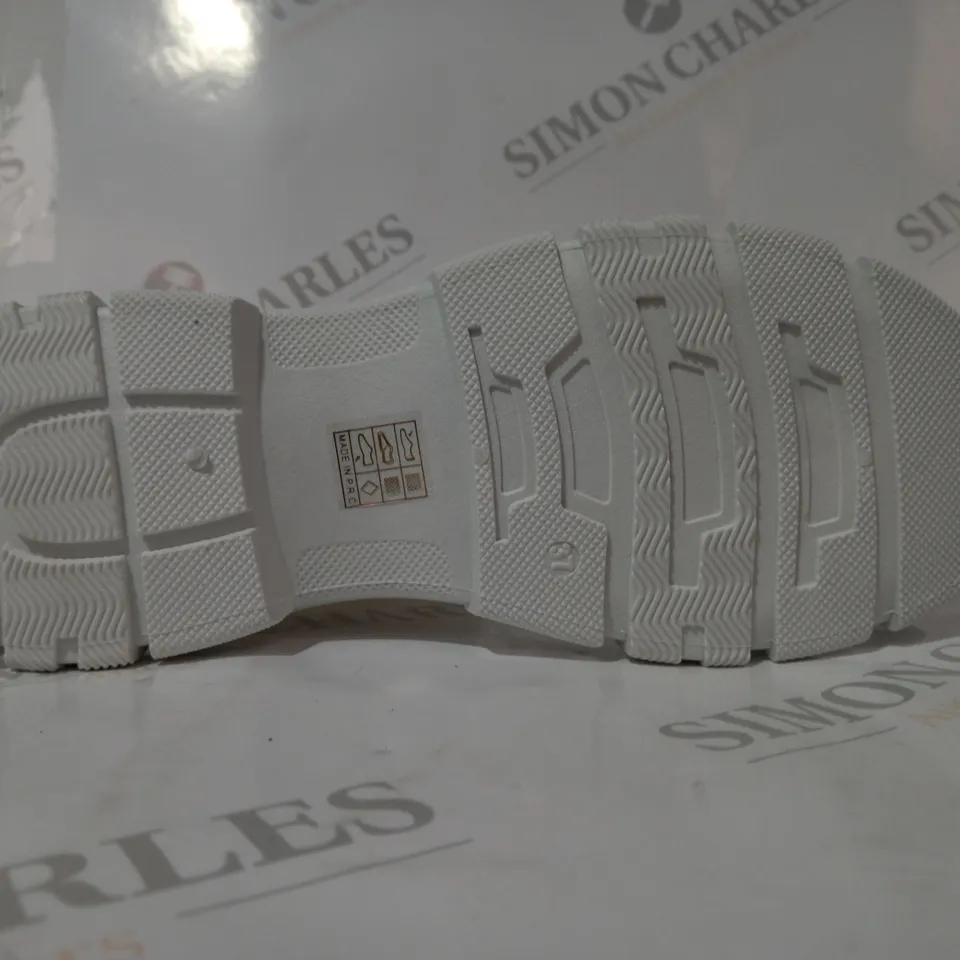 BOXED PAIR OF DESIGNER SHOES IN WHITE EU SIZE 37