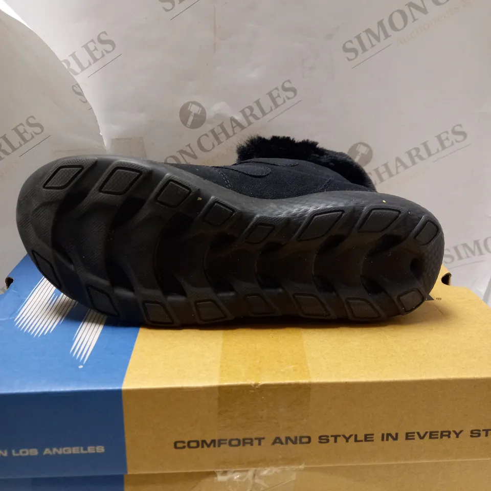 SKECHERS WINTER ON THE GO FAUX FUR TRIM BLACK BOOTS - UK SIZE 4.5