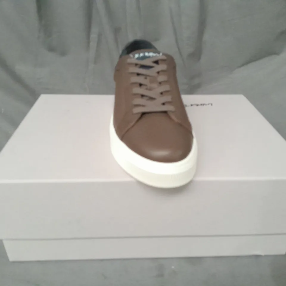 BOXED PAIR OF VYN ONE CUSTOMISED SHOES IN BROWN/BLACK EU SIZE 39