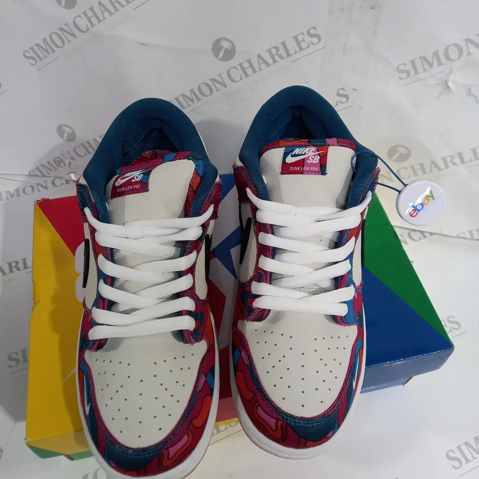 BOXED PAIR OF NIKE SB DUNK LOW PRO QS TRAINERS SIZE 10
