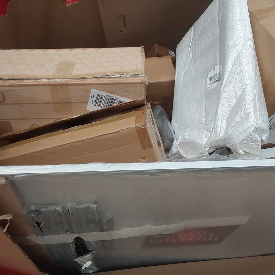 PALLET OF ASSORTED ITEMS INCLUDING: DOG STAIRS, INLINE SKATES, RETRACTABLE SAFETY GATE, CUSHION, PULL-UP BAR ECT