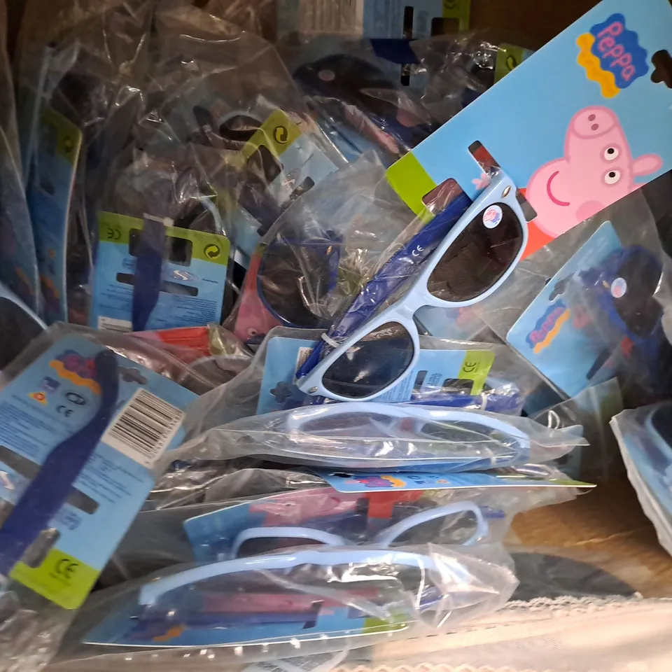 BOX OF APPROXIMATELY 20 ASSORTED PEPPA PIG KIDS GLASSES IN VARIOUS COLOURS - COLLECTION ONLY