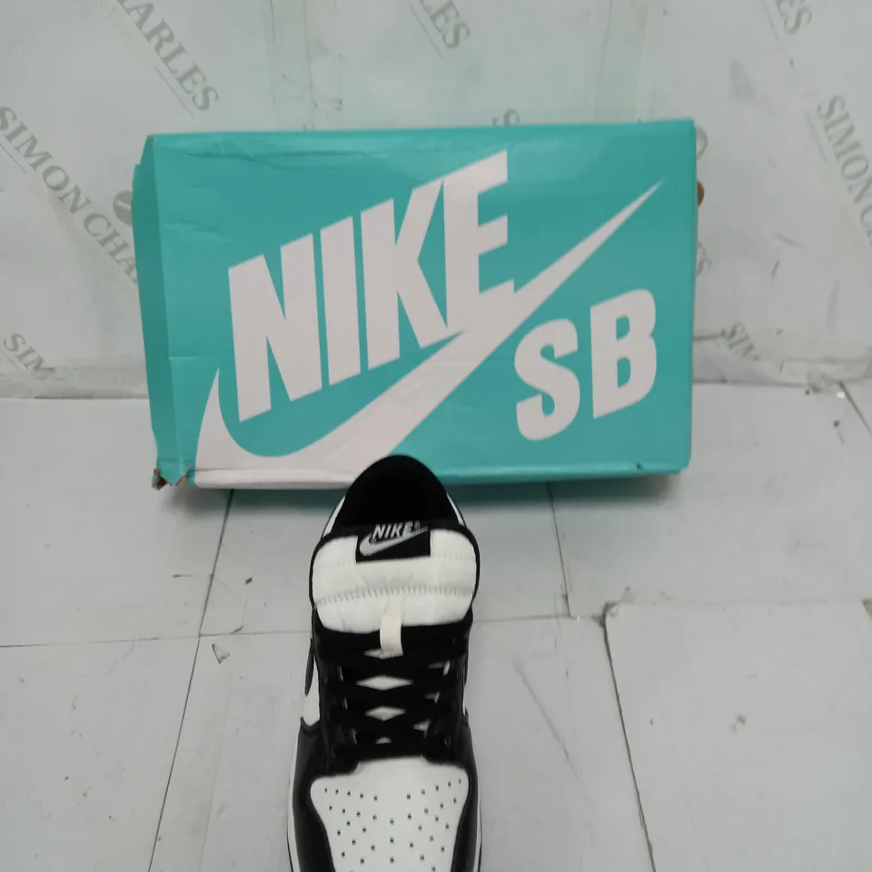 BOXED PAIR OF NIKE PANDA DUNKS LOW SIZE 36 