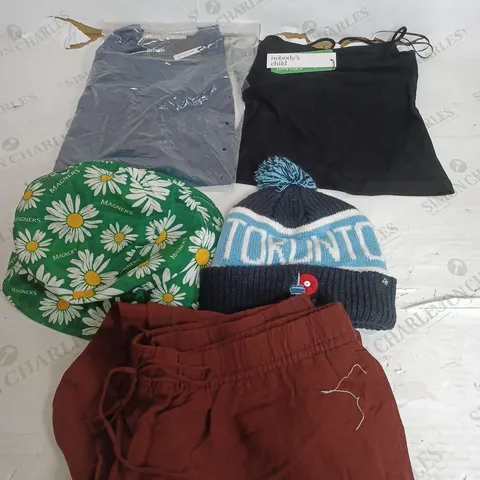 BOX OF APPROXIMATELY 22 ASSORTED CLOTHING ITEMS TO INCLUDE - JEANS , HAT , TROUSERS ETC