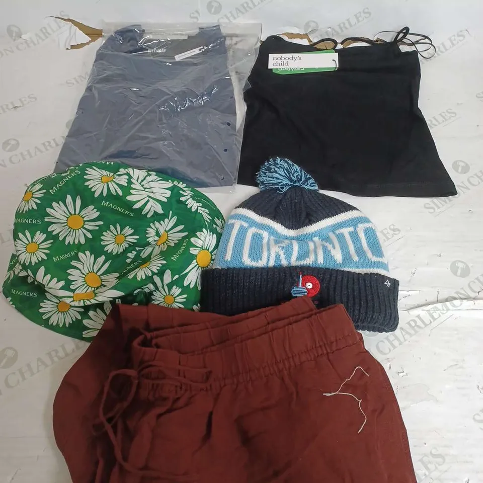 BOX OF APPROXIMATELY 22 ASSORTED CLOTHING ITEMS TO INCLUDE - JEANS , HAT , TROUSERS ETC