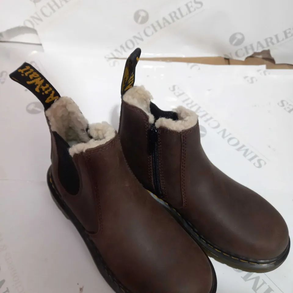 PAIR O DR MARTINS KIDS CHELSEA BOOTS  SIZE 12 IN BROWN 