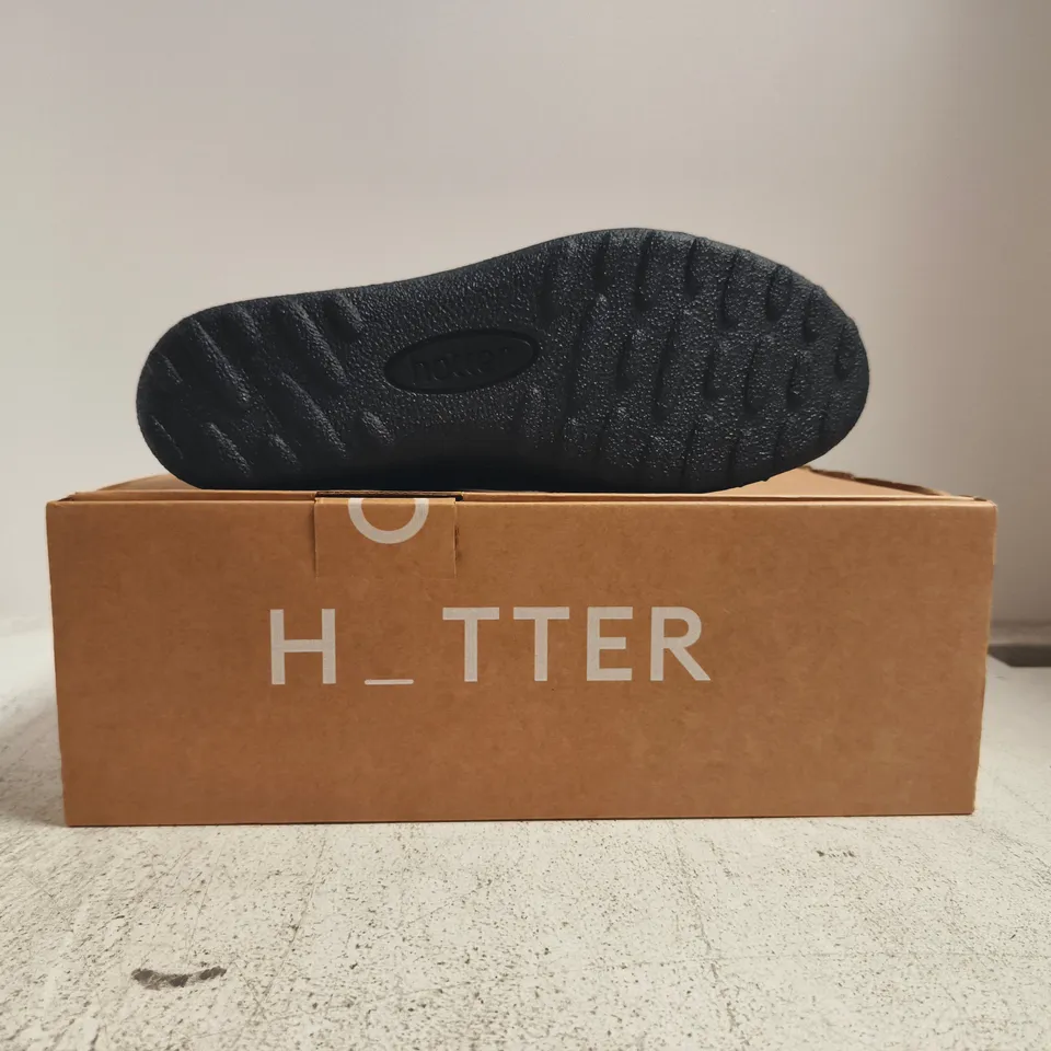 BOXED PAIR OF HOTTER TONE II EXTRA WIDE TRAINERS IN BLACK SIZE UK 7