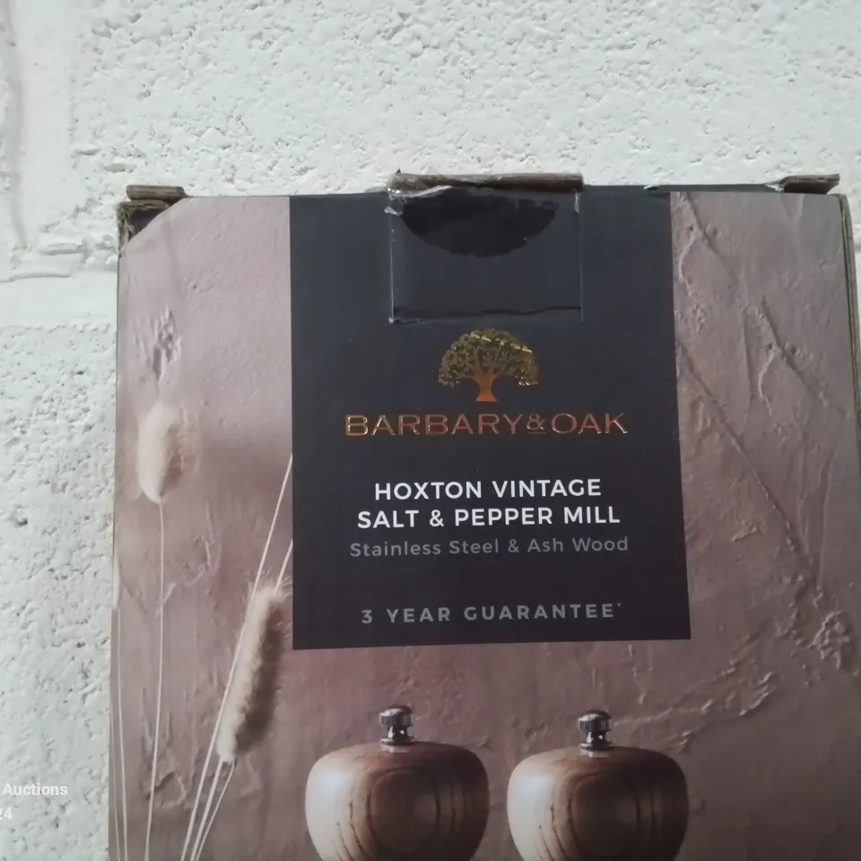 BOXED BARBARY AND HOXTON VINTAGE SALT AND PEPPER MILL SET