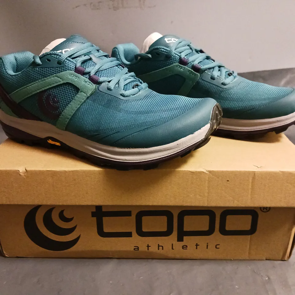 BOXED PAIR OF TOPO ATHLETIC WOMEN'S TERRAVENTURE 3 SHOES IN TEAL/PURPLE SIZE UK 6.5