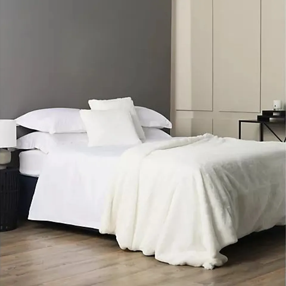 OUTLET K BY KELLY HOPPEN LUXURY FAUX FUR THROW & SET OF 2 CUSHIONS - GREY