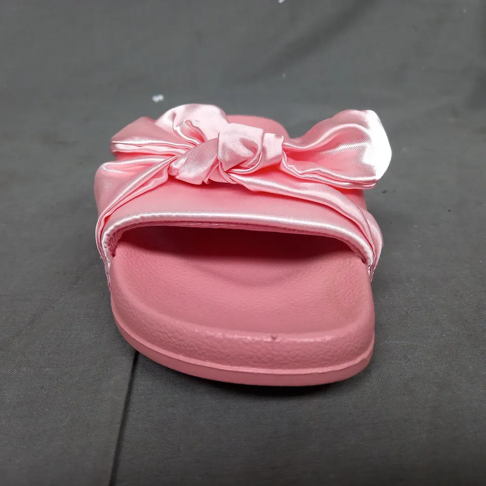 BOX OF APPROXIMATELY 10 PAIRS OF DESIGNER SLIDES IN PINK - VARIOUS SIZES