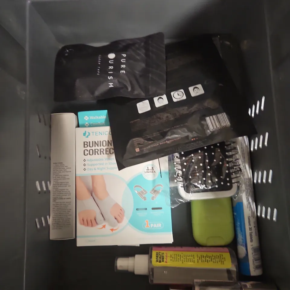APPROXIMATEY 20 ASSORTED HEALTH AND BEAUTY PRODUCTS TO INCLUDE - AUSSIE PURPLE SHAMPOO - RADOX BATH SOAK - HISMILE TEETH WHITENING STRIPS - ETC