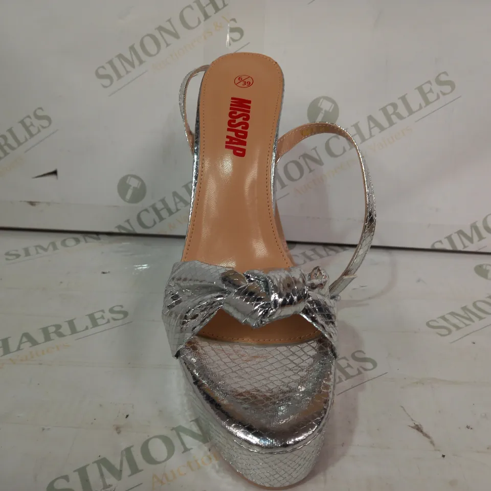 BOXED PAIR OF MISSPAP KNOT EXTREME PLATFORM BLOCK HIGH HEELS IN METALLIC SILVER SIZE 6