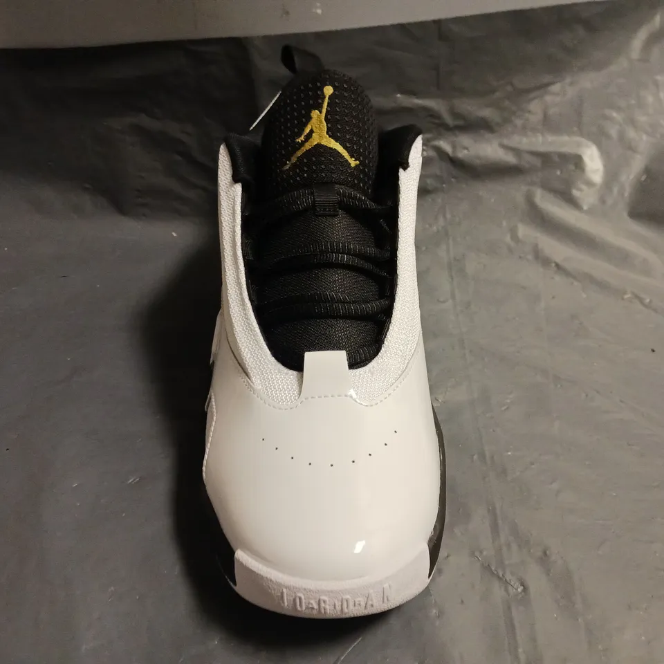 BOXED PAIR OF JORDAN MAX AURA 6 SHOES IN WHITE/BLACK/GOLD SIZE UK 9