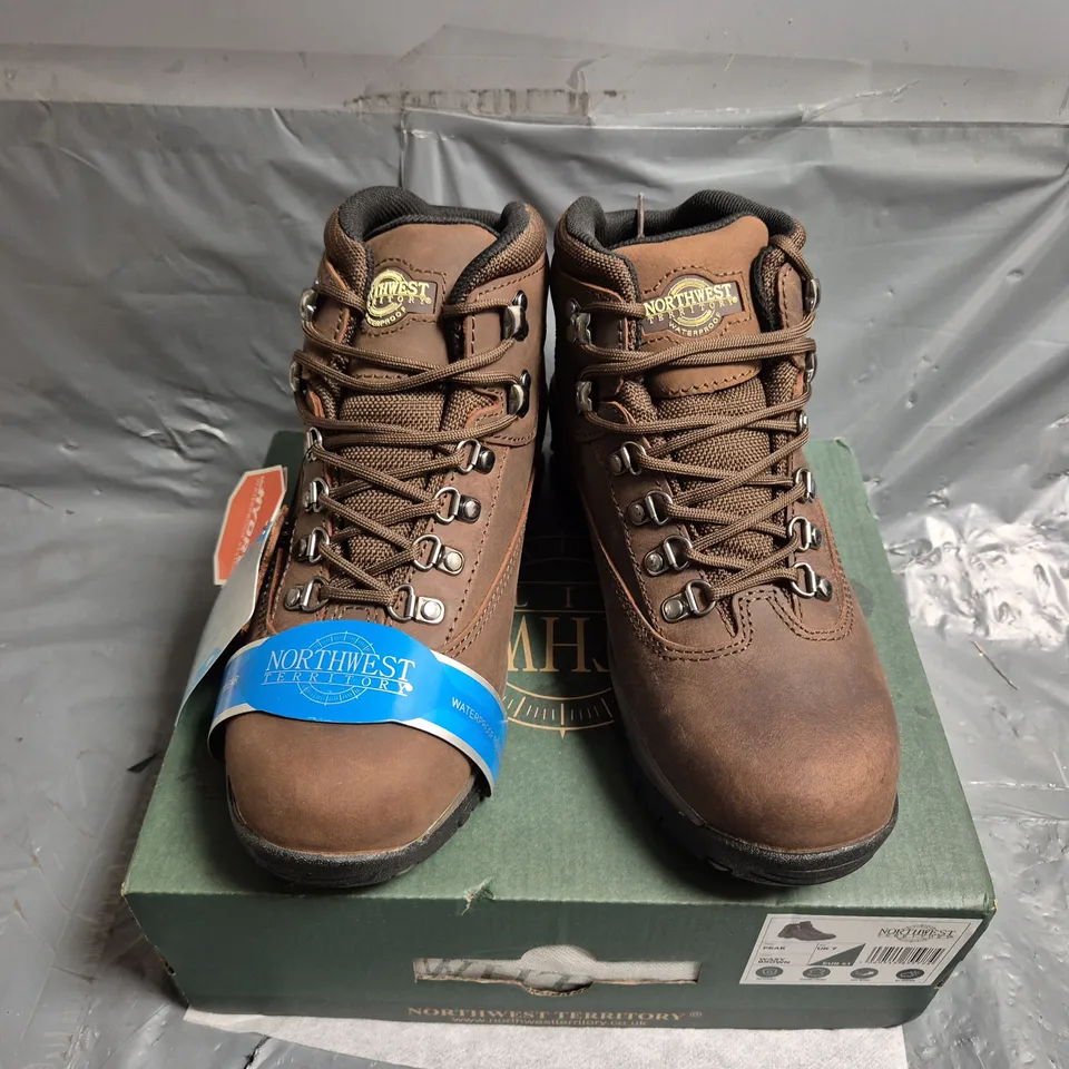 BOXED PAIR OF NORTHWEST TERRITORY IN BROWN - UK 7