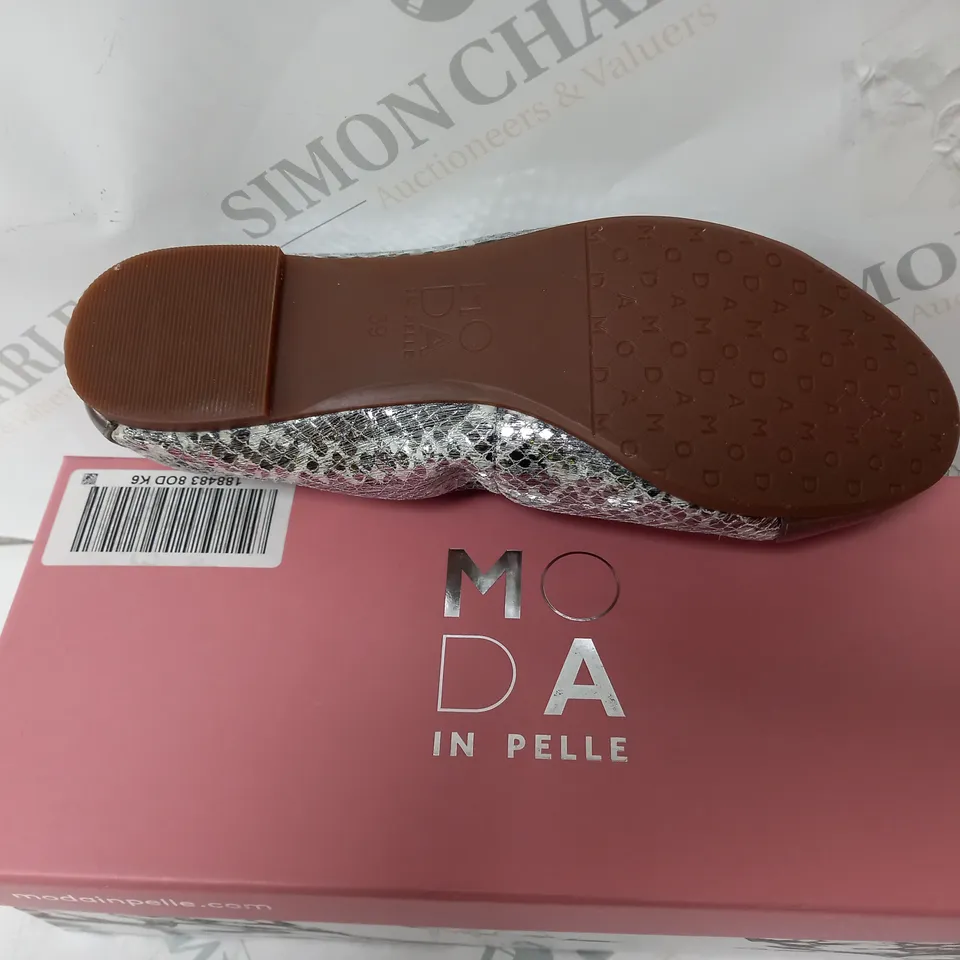 BOXED PAIR OF MODA IN PELLE FIZZI FAUX JEWEL TRIM BALLERINA SHOES, PEWTER/SNAKE, UK 7