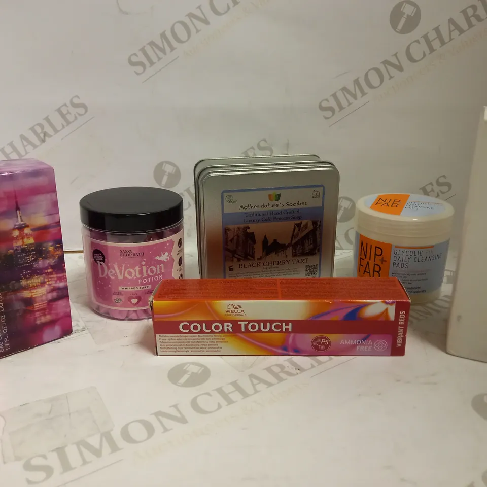 LOT OF APPROXIMATELY 20 ASSORTED HEALTH & BEAUTY ITEMS, TO INCLUDE DKNY, SOAPS, NIP+FAB, ETC
