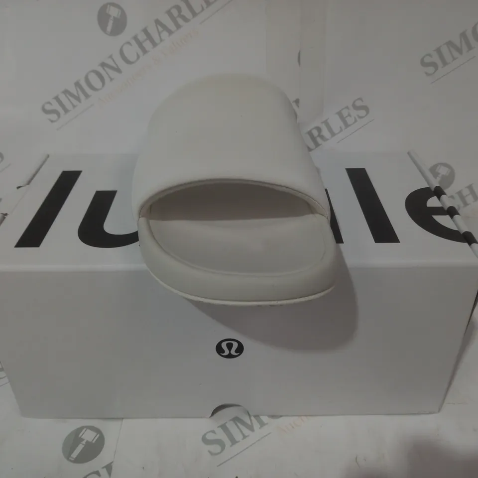 BOXED PAIR OF LULULEMON SLIDERS IN WHITE UK SIZE 4.5